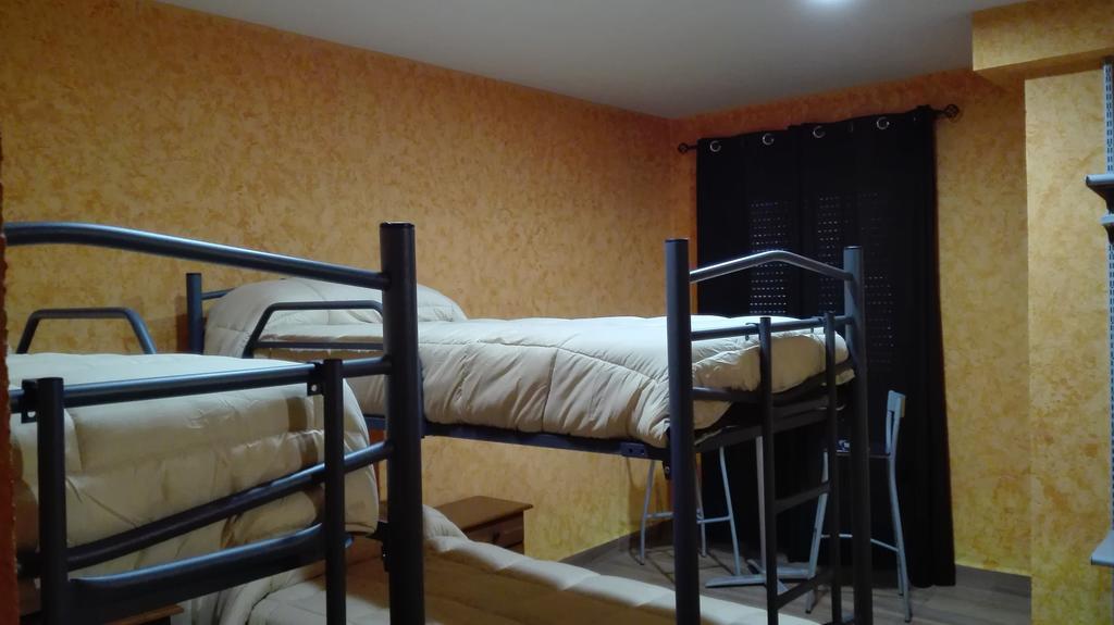 Отель Hostal La Aldaba Монтеарагон Экстерьер фото