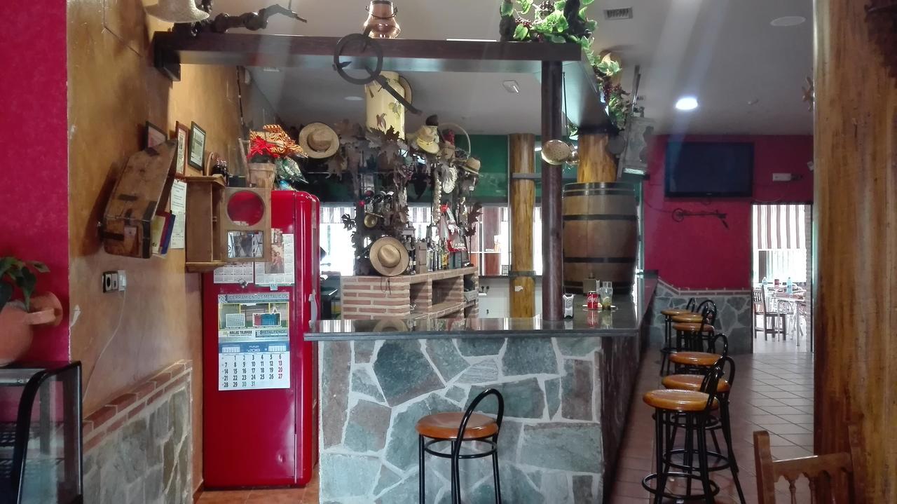 Отель Hostal La Aldaba Монтеарагон Экстерьер фото